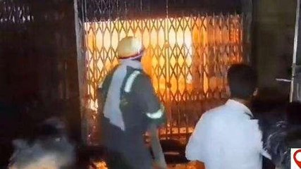 एटा: तीन मंजिला ज्वैलर्स शोरूम में लगी भीषण आग, परिवार फंसा रहा