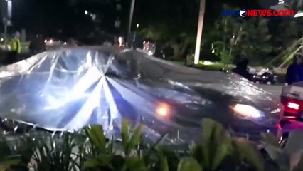 Tabrak Beton Pembatas Jalan, Mobil Mewah Rusak Berat