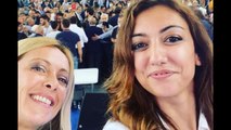 Giorgia Meloni spremuta  il manifesto a Torino Tutti zitti Inquietante