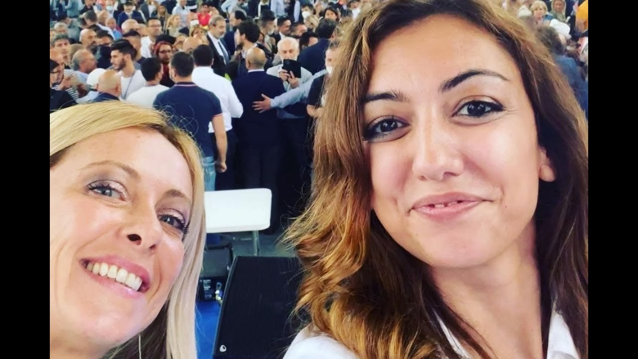 Giorgia Meloni spremuta  il manifesto a Torino...
