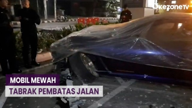 Mobil Mewah Tabrak Beton Pembatas Jalan di Jakarta Pusat
