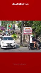 Linmas Desa Tibubeneng mengatensi mobil yang melanggar arus lalu lintas