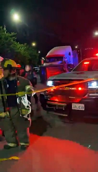 #EnVivo Un hombre murió atrapado entre los metales de su camioneta tras chocar contra ￼un tráiler.El percance ocurrió sobre el circuito metropolitano a la altura del poblado de Cajititlán, Tlajomulco de Zúñiga #GuardiaNocturna