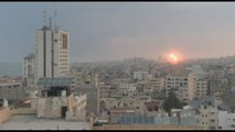 I bombardamenti di Israele su Gaza nella notte e all'alba