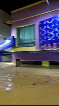 Rio atinge marca histórica de 12 metros, inunda casas e deixa moradores ilhados em Taió