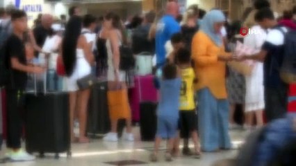 Antalya Havalimanında Yolcu Valizlerinden Kaçak Eşyalar Çıktı