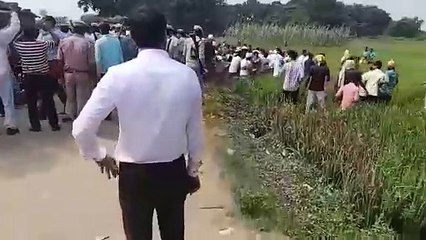Video: देवरिया में प्रेम के घर की पैमाइश करने पहुंची टीम को गांव वालों ने घेरा, देखें वीडियो