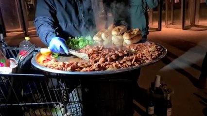 Tải video: Vendeurs de nourriture à la sauvette : près de la tour Eiffel, des denrées stockées dans les égouts