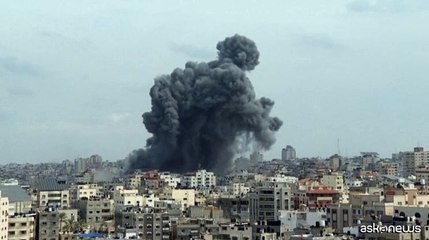 Nuovo raid aereo contro Gaza, la grande colonna di fumo