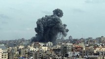 Nuovo raid aereo contro Gaza, la grande colonna di fumo