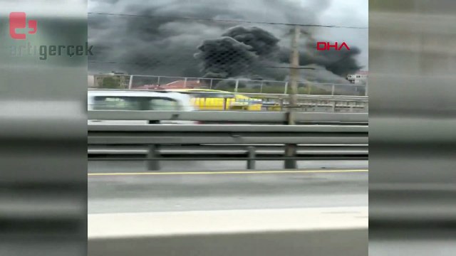 Küçükçekmece'de oto lastikçideki yangın çevre binalara sıçradı: Müdahale ediliyor