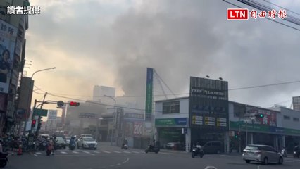 高雄鳳山1間水族館火警 消防局出動22車37人搶救(讀者提供)