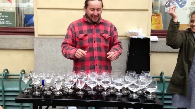 Spatina joue sur des verres à vin