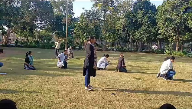 mental health day 2023: नुक्कड़ नाटक से दिया संदेश: 'महिलाएं मानसिक विकार को छिपाए नहीं, खुलकर बताएं'