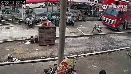 Ce camion n'aurait jamais du prendre cette petite rue