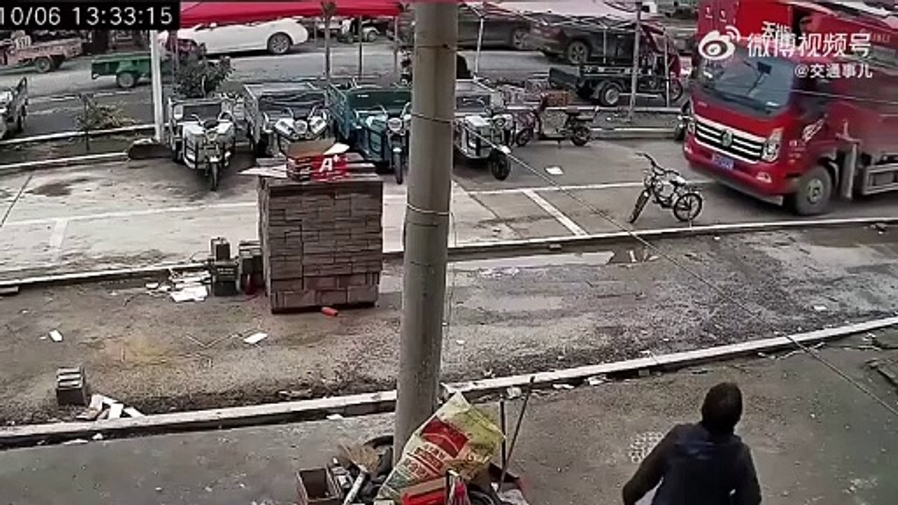 Ce camion n'aurait jamais du prendre cette petite rue