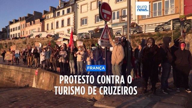 Ativistas mascarados de animais recebem em protesto cruzeiro com turistas