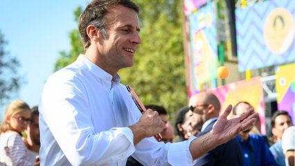 VOICI - Emmanuel Macron en fauteuil roulant : son geste fort pour encourager le parasport (PHOTOS)