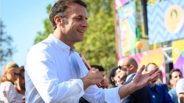 VOICI - Emmanuel Macron en fauteuil roulant : son geste fort pour encourager le parasport (PHOTOS)