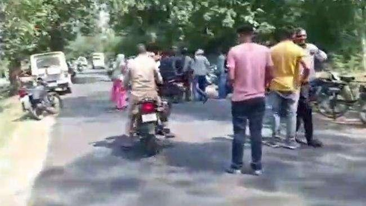 भीषण हादसा: बस पलटने से 15 यात्री घायल,सड़क पर मची चीख पुकार