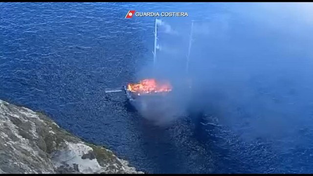 Veliero in fiamme a Lampedusa, l'intervento della Guardia Costiera