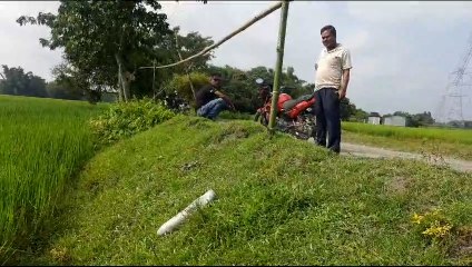 দুর্ঘটনার পরেও নড়েনি টনক, রাস্তায়  গড়াগড়ি খাচ্ছে তিস্তায় ভেসে আসা মর্টার শেল | Oneindia Bengali