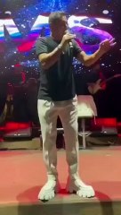 Topuklu spor ayakkabı modasına uyan Mustafa Sandal alay konusu oldu