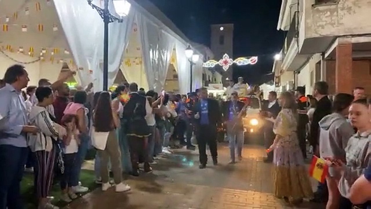 El alcalde de Pantoja (Toledo) se pasea con un arma de fuego en un desfiles de las fiestas patronales