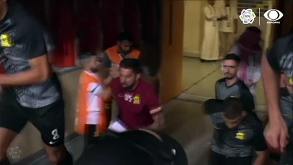 Benzema cai antes do aquecimento pelo Al Ittihad