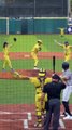 3 lanceurs piègent le batteur lors d'un match de baseball