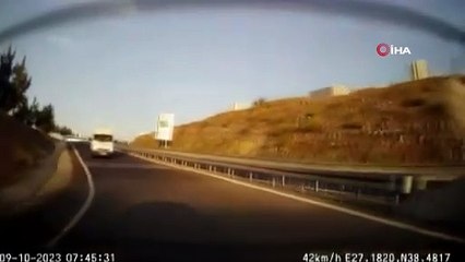 İzmir'de servis aracı otomobilin üzerine böyle devrildi