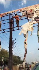 शहर से उतारे नेताओं के होर्डिंग पोस्टर