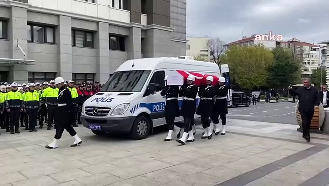 Les funérailles du policier Cihat Ermiş, martyrisé à la suite de l'incendie ouvert depuis la maison où il s'est rendu suite à une dénonciation à Büyükçekmece, ont été emmenées dans sa ville natale pour être enterrées...