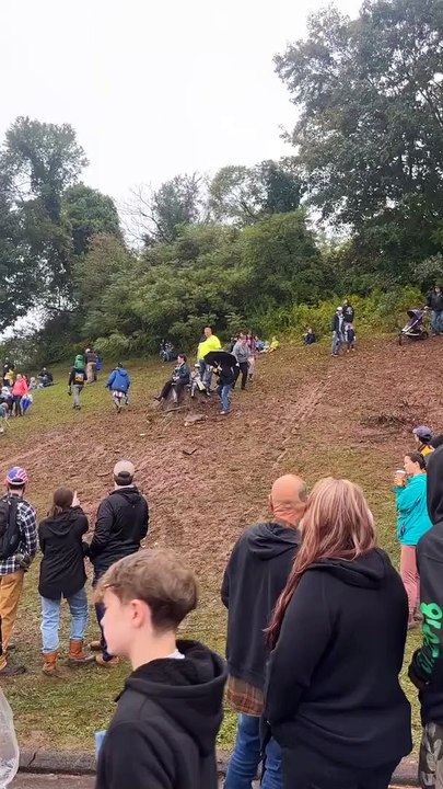 Une femme glisse sur une pente boueuse