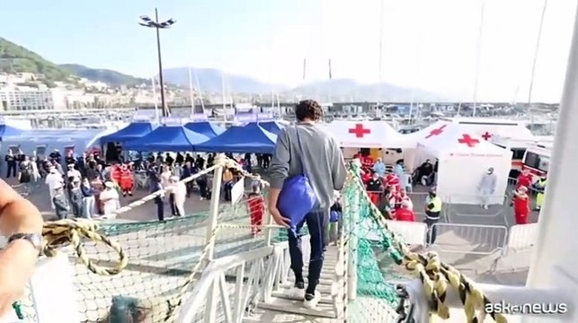 Migranti, nel porto di Salerno sbarcate 257 persone dalla nave Geo Barents