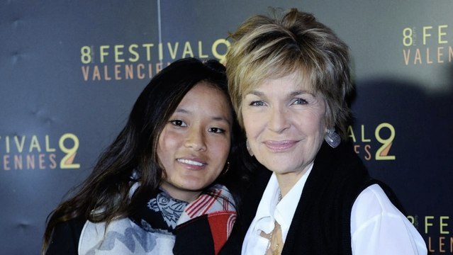 Ils m’ont traitée d’inconsciente : Maman à 57 ans, Véronique Jannot évoque le regard difficile de ses proches lors de l'adoption de sa fille