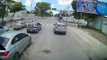 MOTORISTA colide contra árvore na AVENIDA RECIFE; Acidente deixa uma pessoa morta