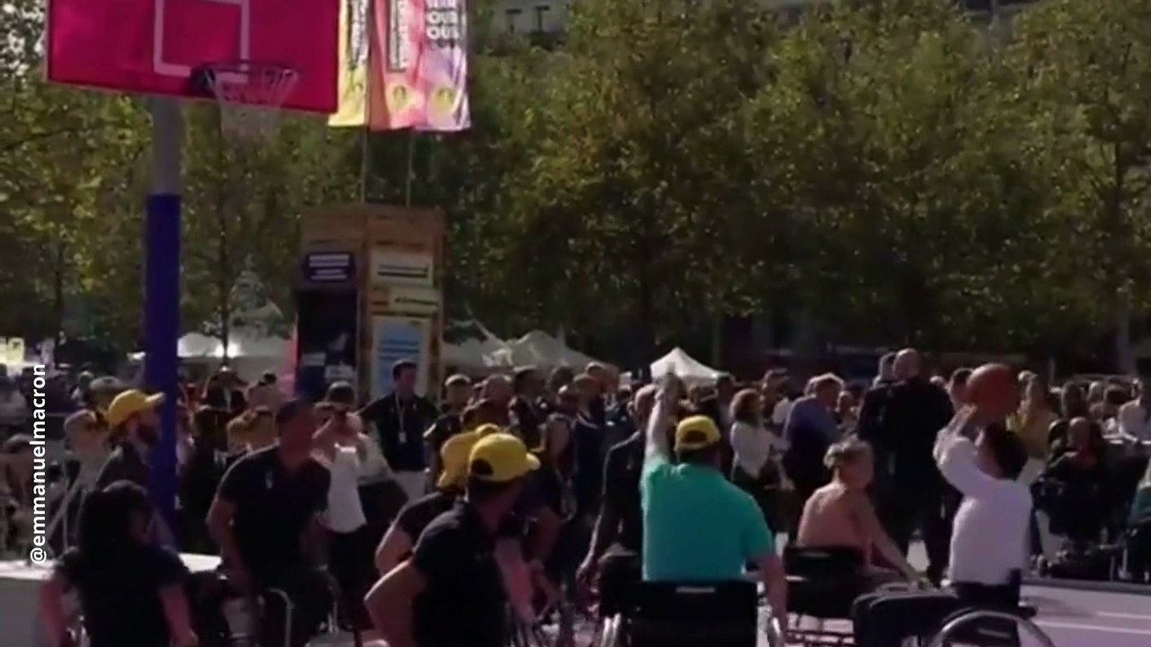 Emmanuel Macron en fauteuil roulant