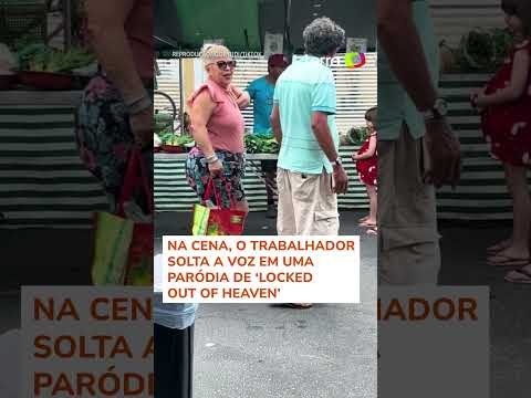 Feirante viraliza ao ser flagrado fazendo paródia com sucesso de Bruno Mars