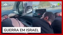 Pessoas se protegem em carro durante tiroteio entre militares de Israel e combatentes do Hamas