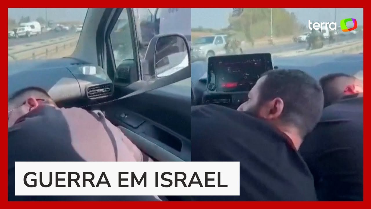 Pessoas se protegem em carro durante tiroteio entre militares de Israel e combatentes do Hamas