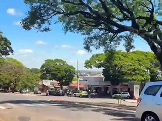 Colisão de caminhoneiro com veículo estacionado resulta em briga com 5 homens