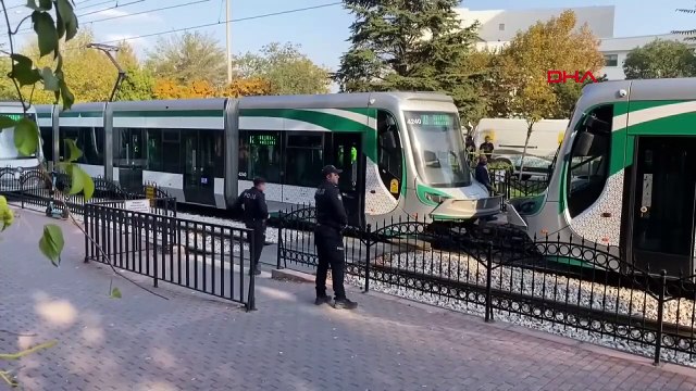 UNE FEMME, QUI A PERDU L'ÉQUILIBRE À L'ARRÊT ET TOMBE, EST MORTE EN ÉTANT LIÉE ENTRE LE TRAM ET LE CÔTÉ