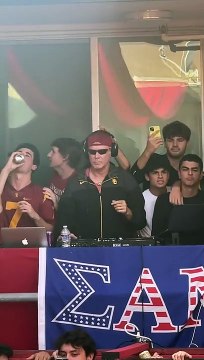 Will Ferrell devient DJ sensationnel lors d'une soirée universitaire à l'USC