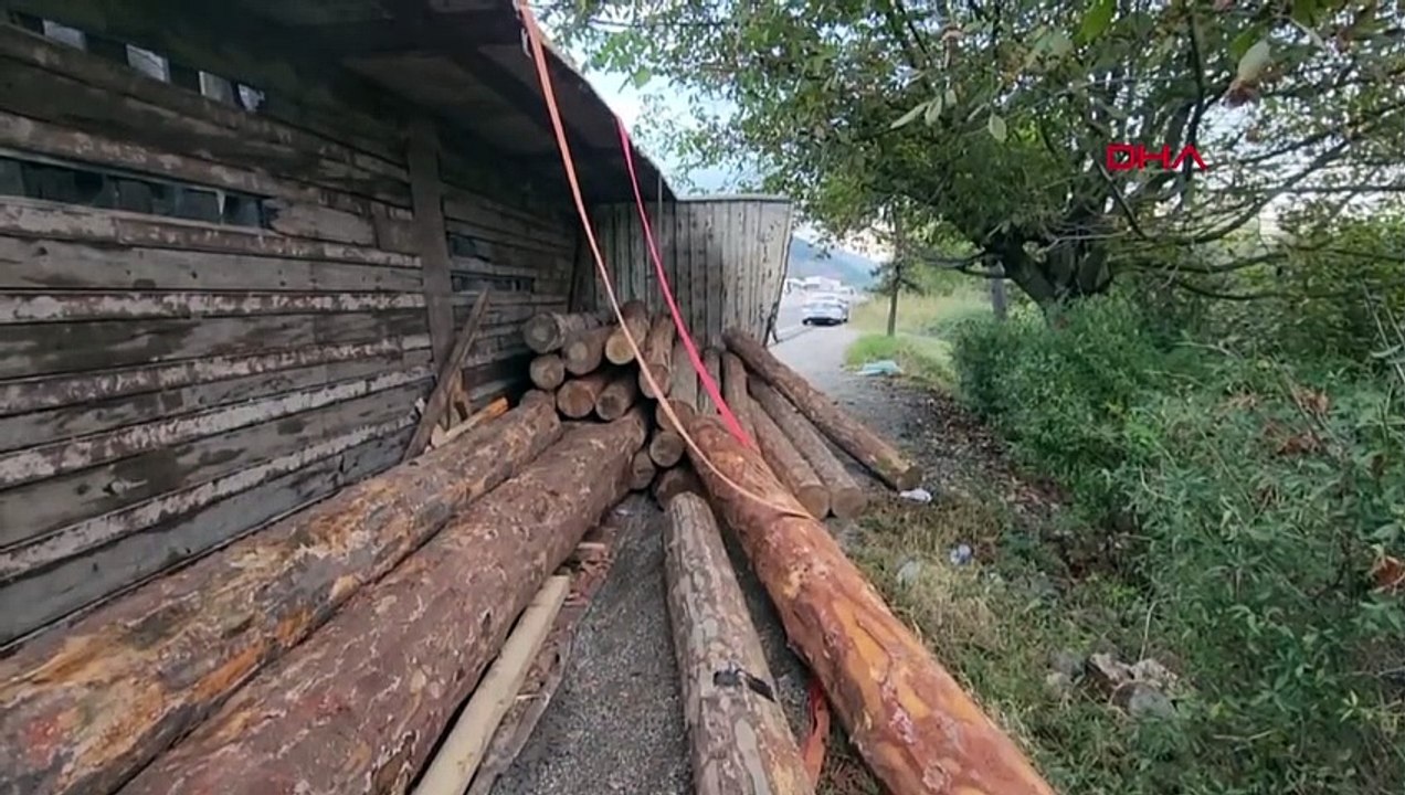 Un camion chargé de grumes s'est renversé à Düz...