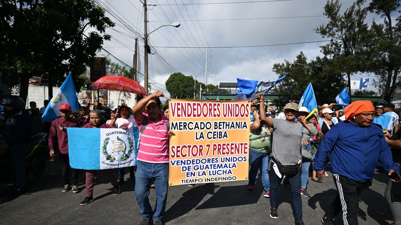 Guatemala completa ocho días de protestas y campesinos se unen con "paro indefinido"