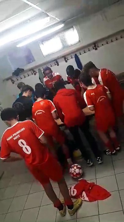 Les U15 D1 poursuivent leur série. Ils enchaînent sur une 3ème victoire de rang pour se positionner à la 2ème place. Samedi à 13 H, ils rencontreront le leader, l'Entente Jeunes Est Moselle.