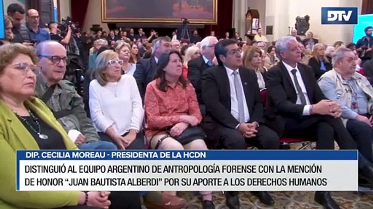 Cecilia Moreau distinguió al Equipo Argentino de Antropología Forense con la mención de honor “Juan Bautista Alberdi” por su aporte a los derechos humanos