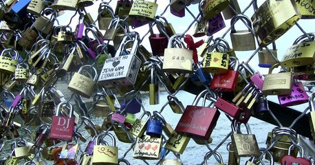 El puente de París que podría colapsar por tanto amor