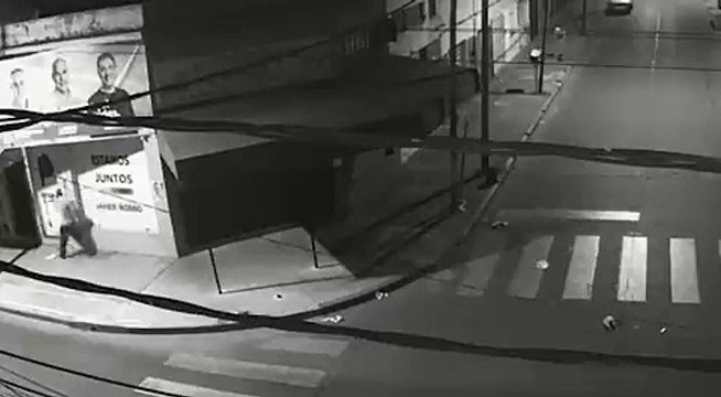 Prendió fuego un local de Juntos por el Cambio en Morón y quedó envuelto en llamas